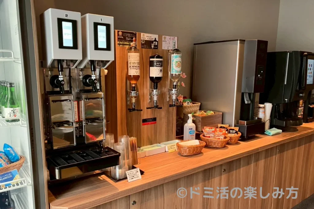 ドーミーイン四日市のDOMINISTA CLUBラウンジのビールサーバーやおつまみ等