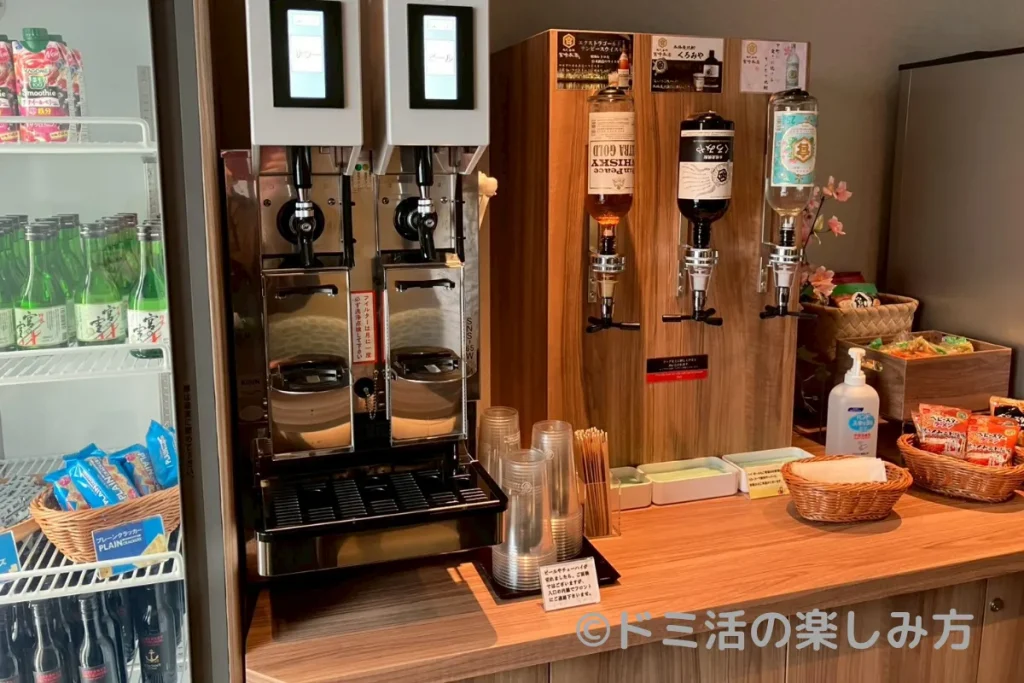 ドーミーイン四日市のDOMINISTA CLUBラウンジのビールサーバーとワイン