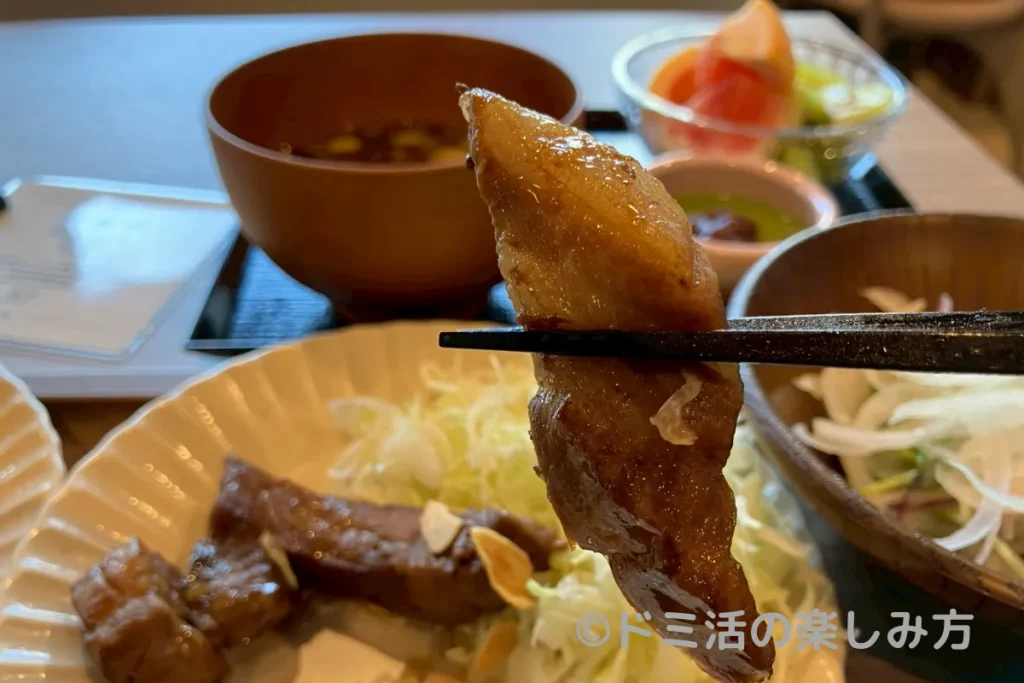 ドーミーイン四日市の朝食バイキングの四日市トンテキを食べるところ