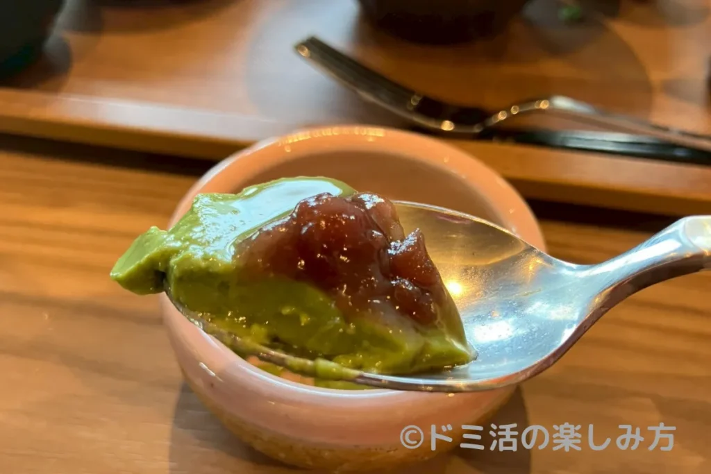 ドーミーイン四日市の朝食バイキングでかぶせ茶プリンを食べるところ