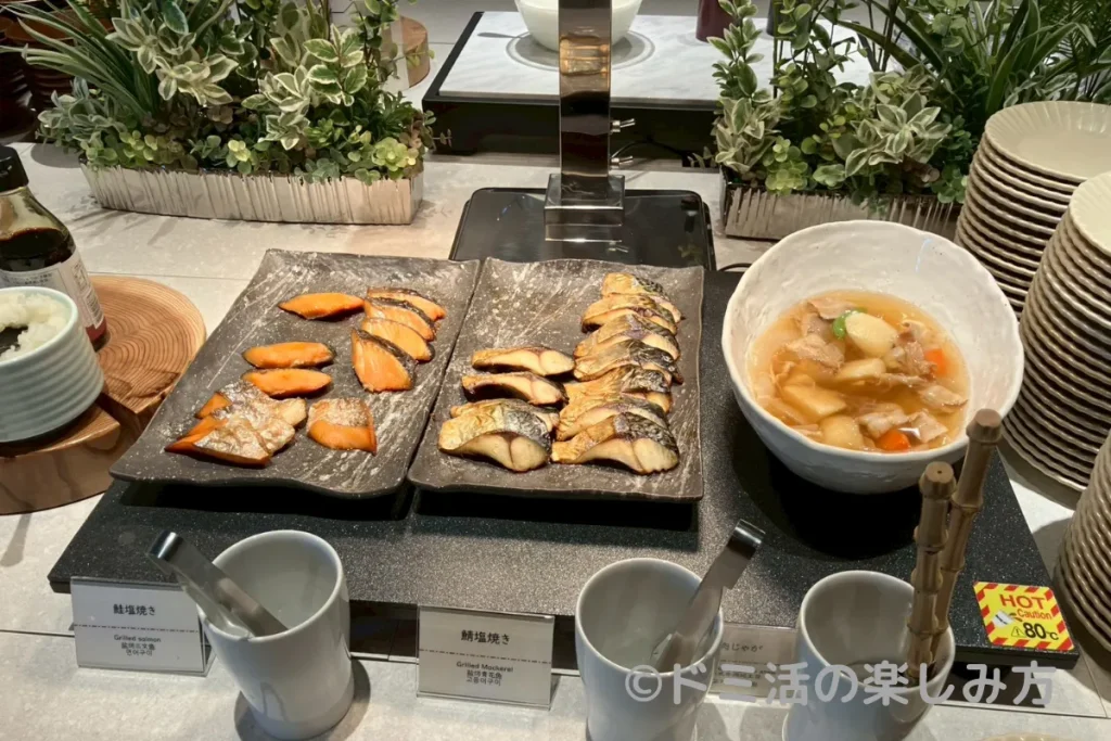 ドーミーイン四日市の朝食バイキングの煮物・焼き魚