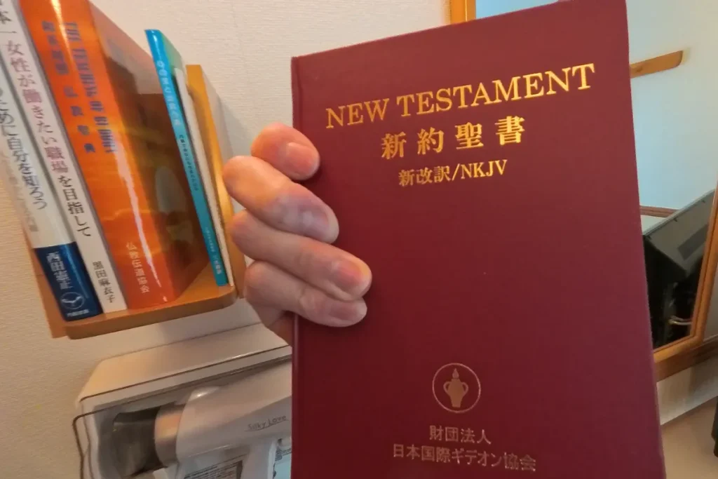 なぜホテルの客室に聖書や仏教聖典があるの？持ち帰りしていいの？