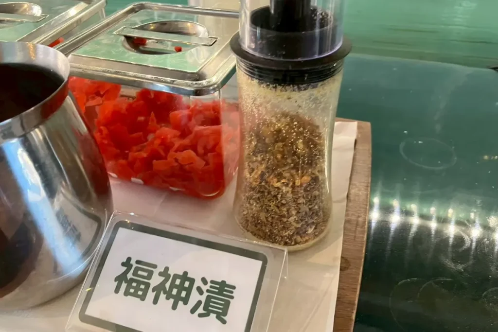 安心お宿の朝ごはんのカレーに乗せる福神漬けの画像