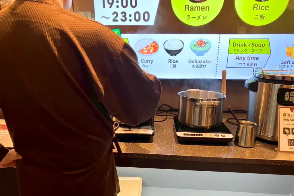 安心お宿 名古屋栄店の夜鳴きラーメンを作っている写真