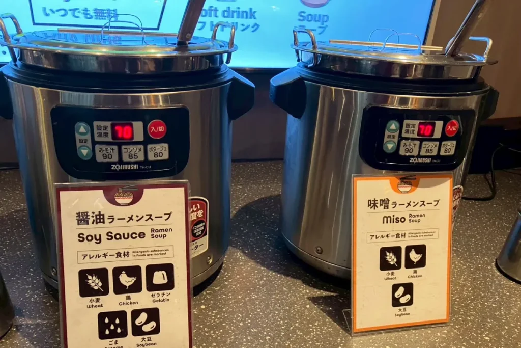 安心お宿 名古屋栄店の夜鳴きラーメンの2種類のスープの写真