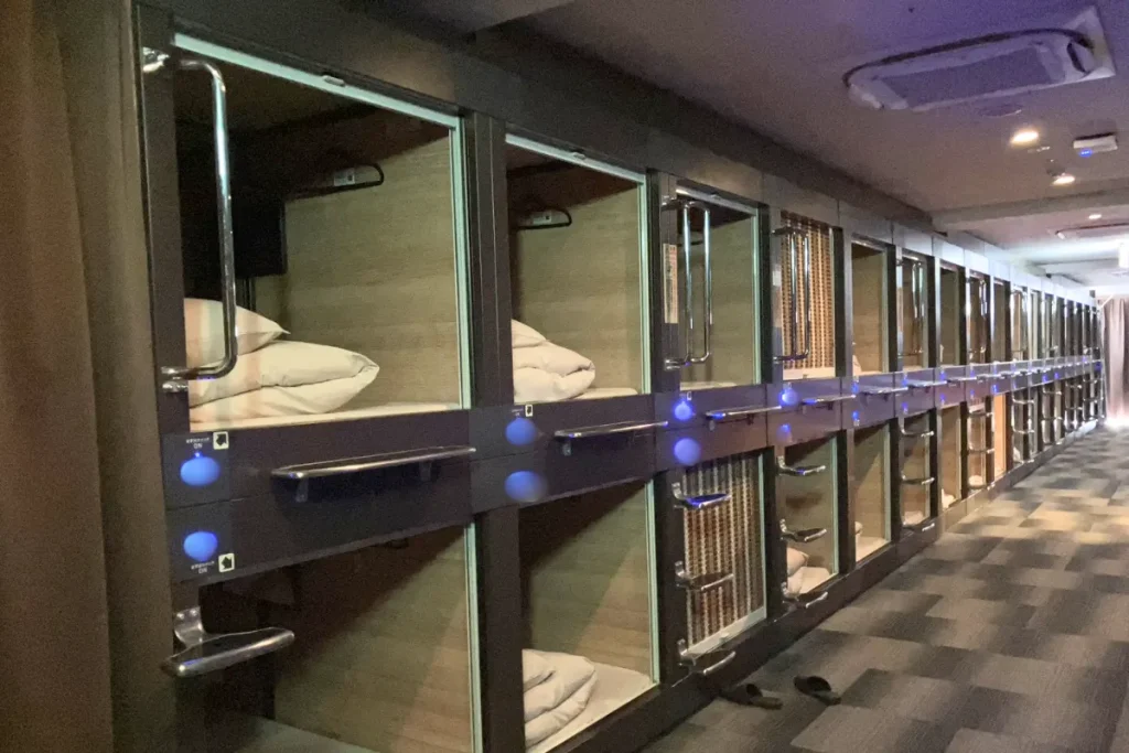 カプセルホテルの上段と下段はどっちがいい？おすすめが知りたいです。