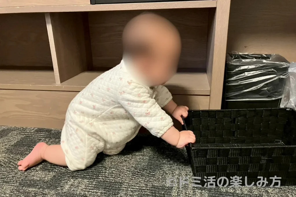 ドーミーイン長野のツインルームでわが子がカゴを押している写真
