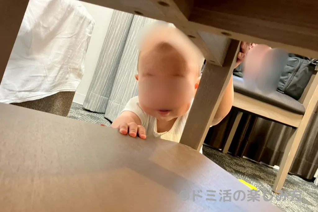 ドーミーイン長野のツインルームでわが子が遊んでいる写真