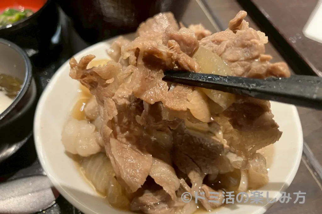 ドーミーイン長野の朝食で信州アルプス牛鍋を食べている写真