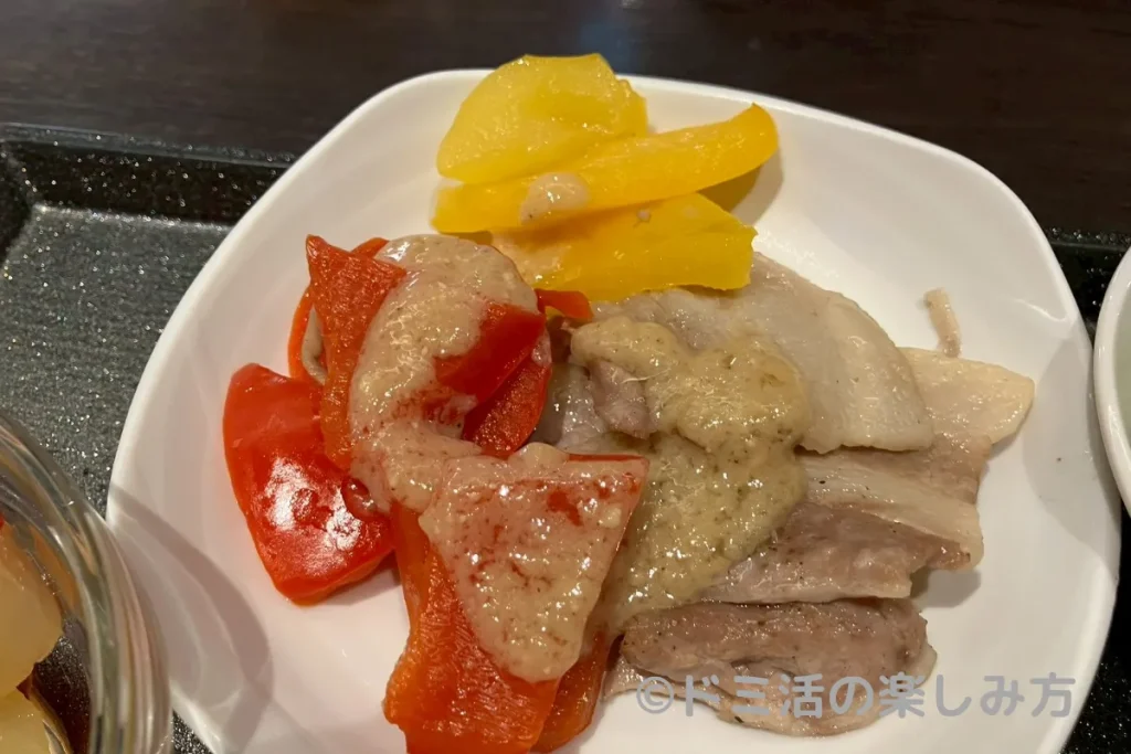 ドーミーイン長野の朝食でポークグリルを食べている写真