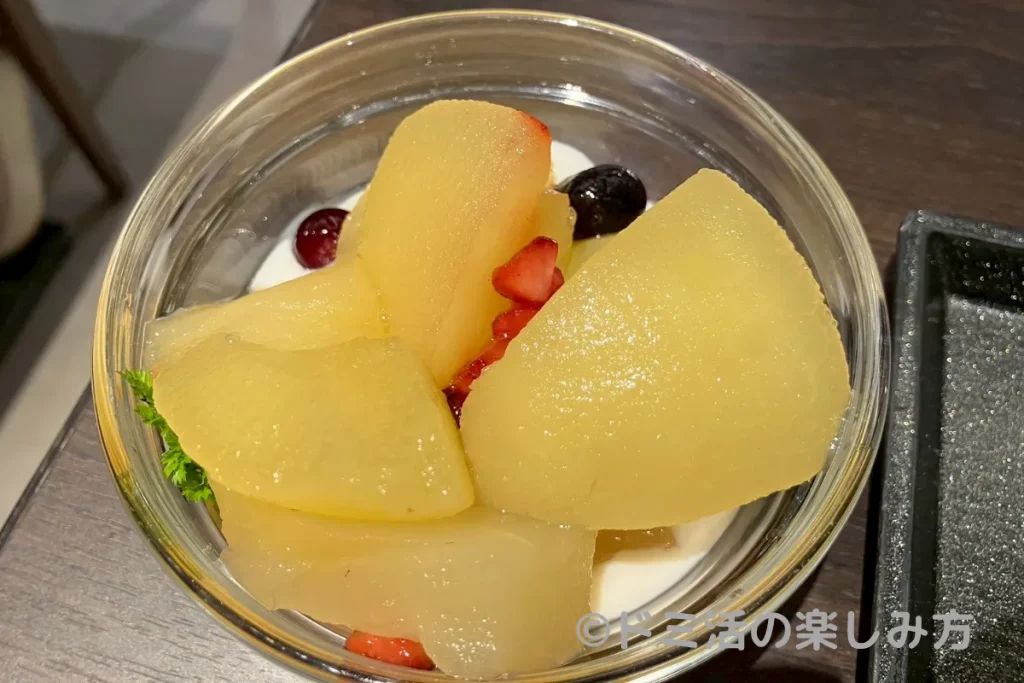 ドーミーイン長野の朝食で食べた八ヶ岳高原ヨーグルトに信州産りんごのコンポートを乗せたときの写真