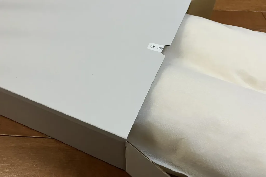 DOMINISTOREオリジナル枕の外箱・梱包から取り出す写真