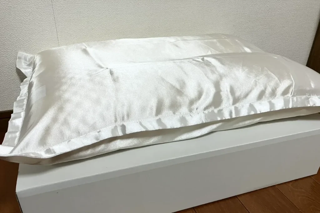 DOMINISTOREオリジナル枕にシルクの枕カバーをつけた状態