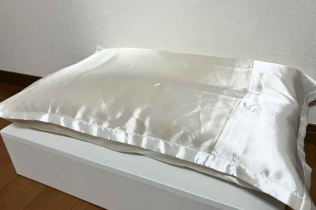 DOMINISTOREオリジナル枕にシルクの枕カバーをつけた状態