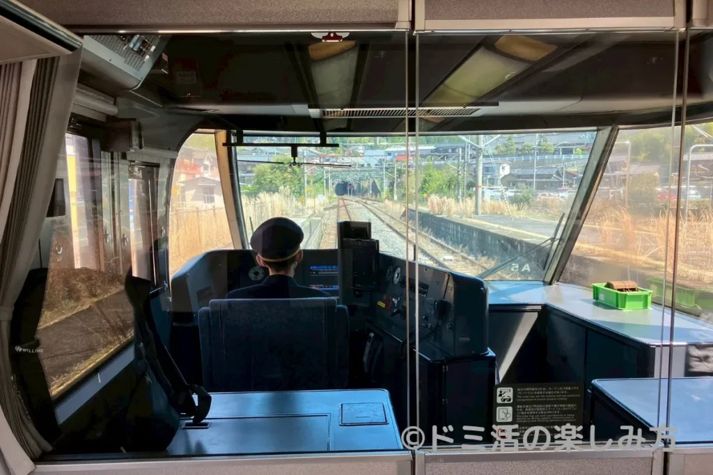 特急しなののグリーン席から見た車両前方の眺めと運転士席