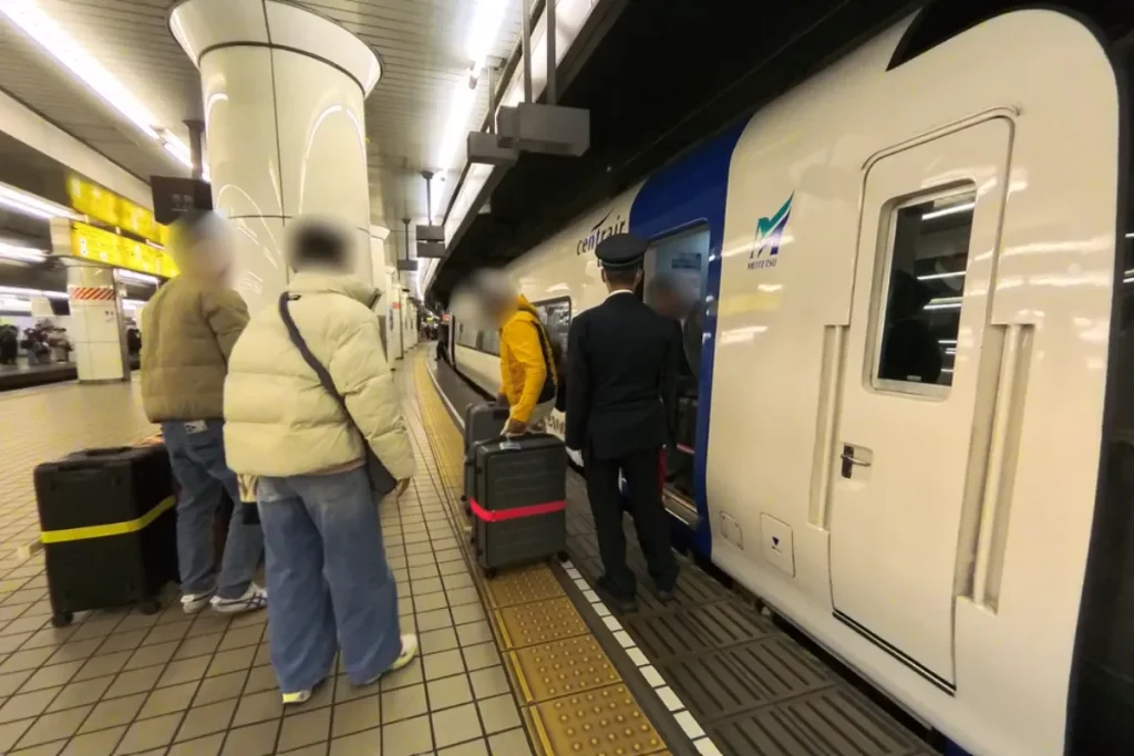 名鉄名古屋駅ホームに入ってくるミュースカイ