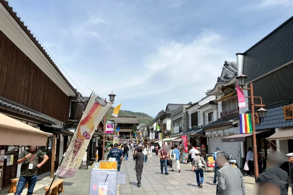 善光寺前の仲見世通りの写真