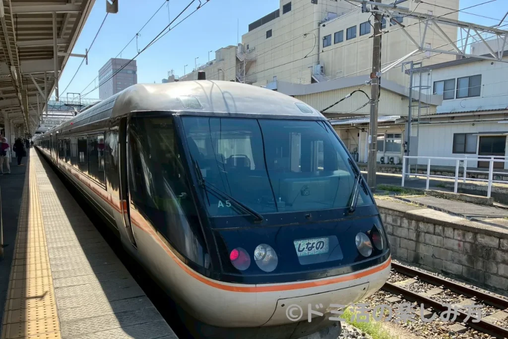 特急しなのがホームに停車している画像