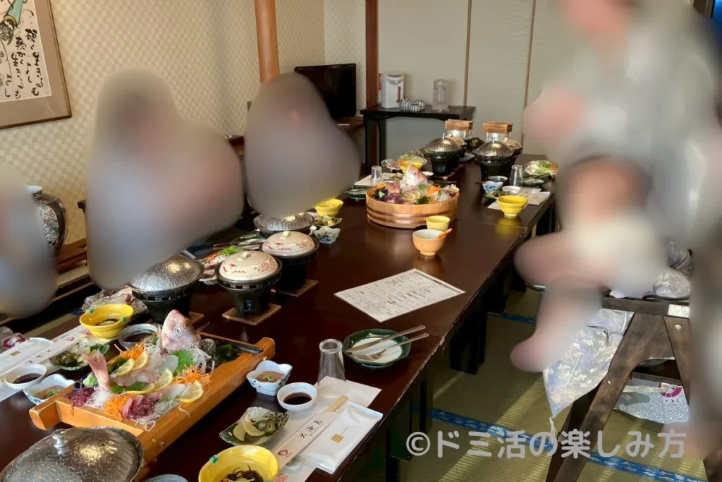 大海老のお刺身盛り合わせを家族みんなで食べる写真