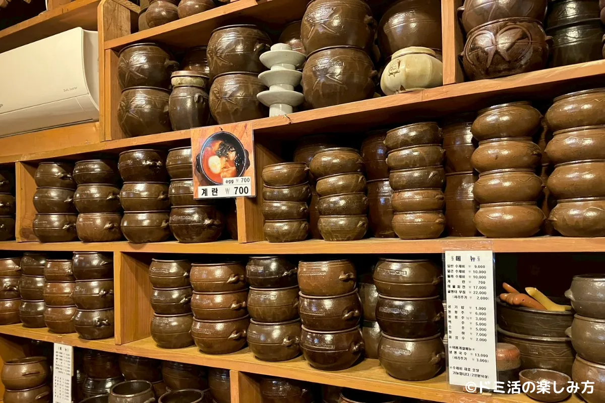 仁寺洞スジェビの棚に積まれた鍋の写真