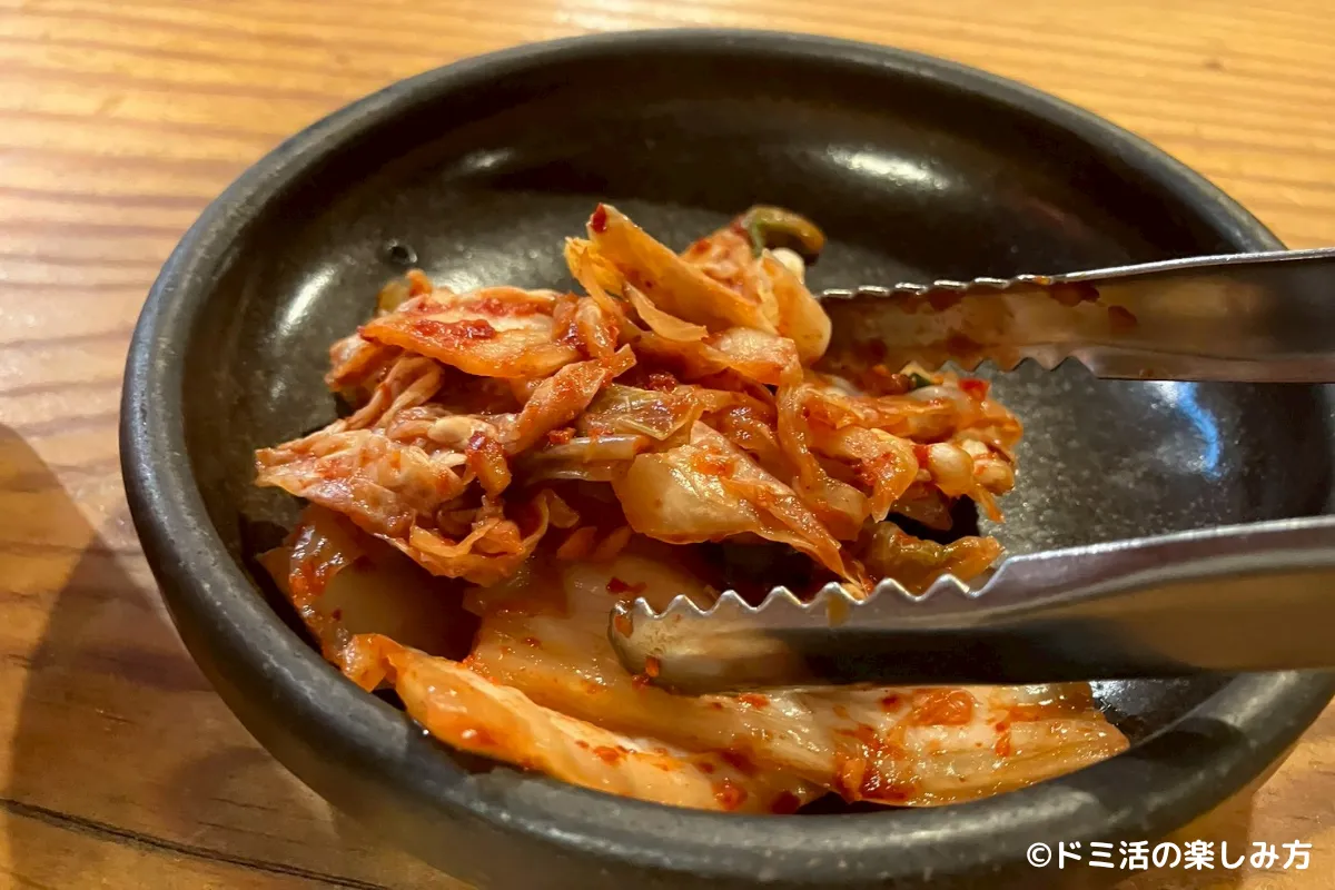 仁寺洞スジェビのテーブルにあったキムチを食べている写真