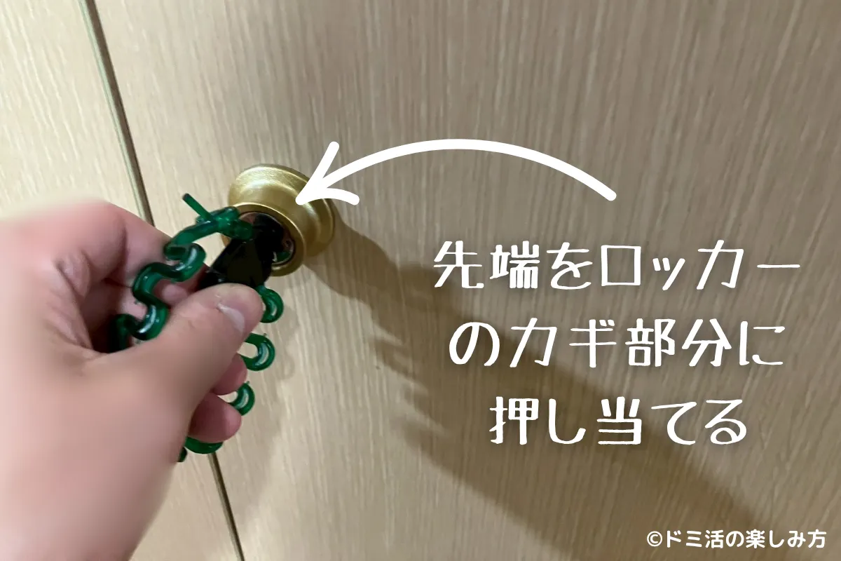 鐘路サウナのロッカーを開閉している写真