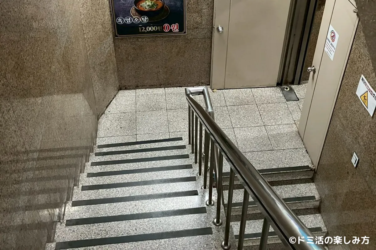 ベクサンサウナに行くときに使う階段の写真