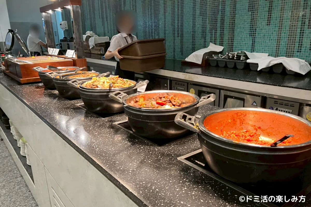 仁川国際空港T2のMatina Lounge（マティーナラウンジ）のホットミールが並ぶキッチンカウンターの写真