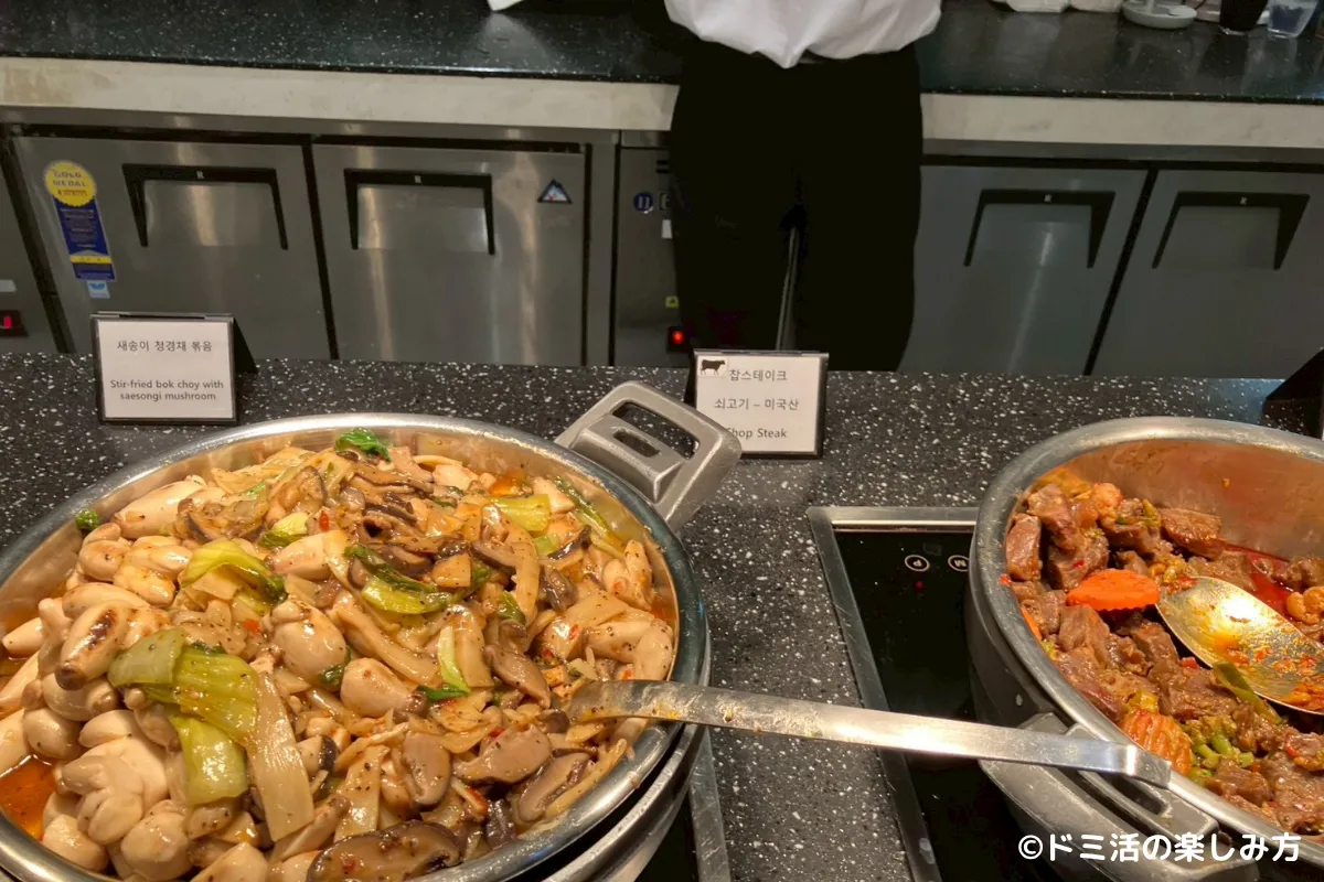 仁川国際空港T2のMatina Lounge（マティーナラウンジ）にあるエリンギと青梗菜の炒め物とチャップステーキの写真