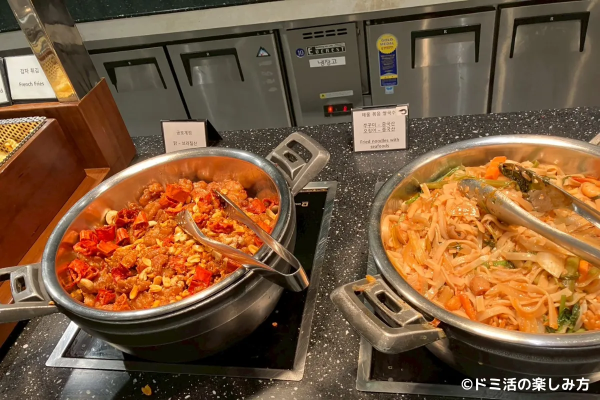 仁川国際空港T2のMatina Lounge（マティーナラウンジ）の鶏肉のカシューナッツ炒め・海鮮焼きビーフンの写真
