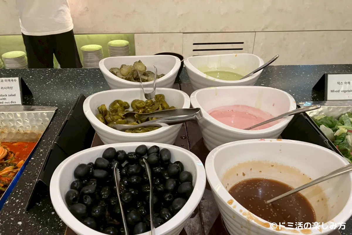 仁川国際空港T2のMatina Lounge（マティーナラウンジ）のサラダのトッピング・ドレッシングの写真
