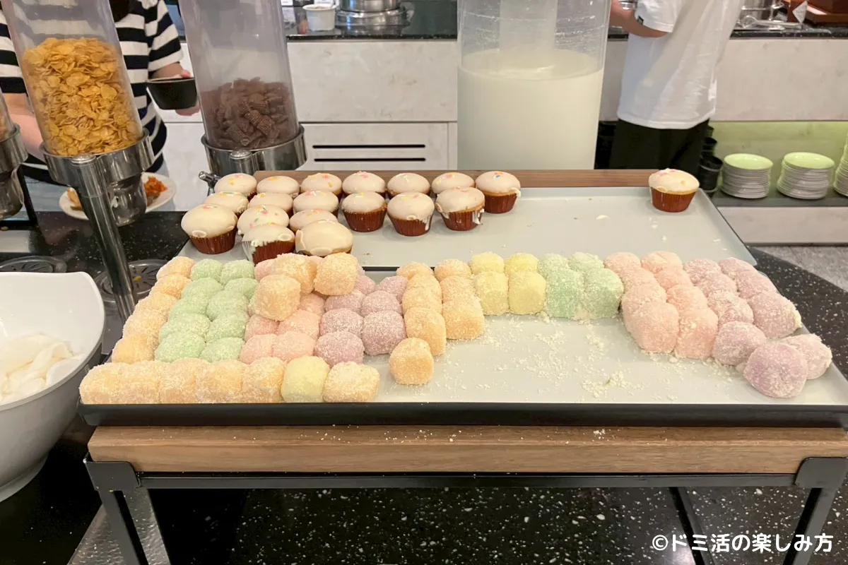 仁川国際空港T2のMatina Lounge（マティーナラウンジ）のカップケーキと韓国餅（トック）写真