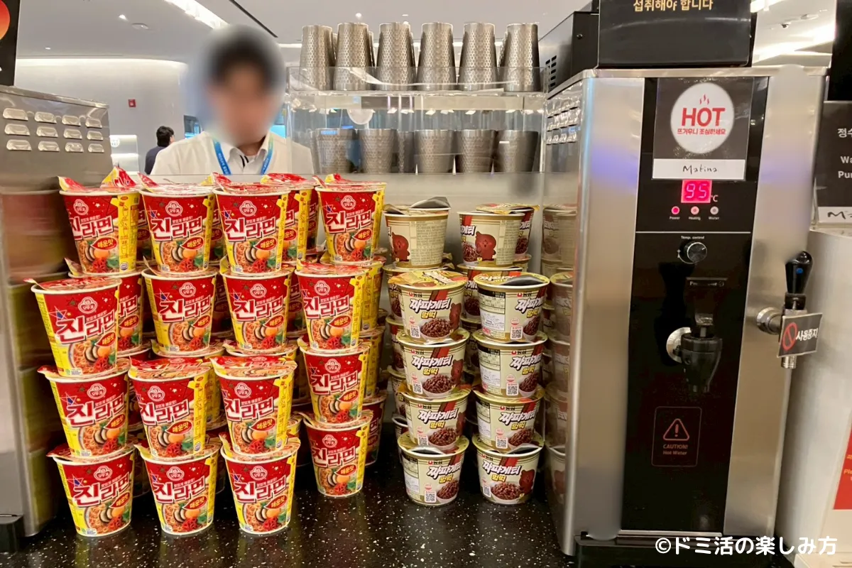 仁川国際空港T2のMatina Lounge（マティーナラウンジ）のカップ麺の写真