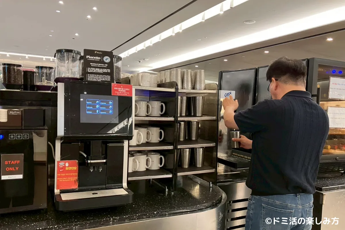 仁川国際空港T2のMatina Lounge（マティーナラウンジ）のコーヒーメーカーの写真