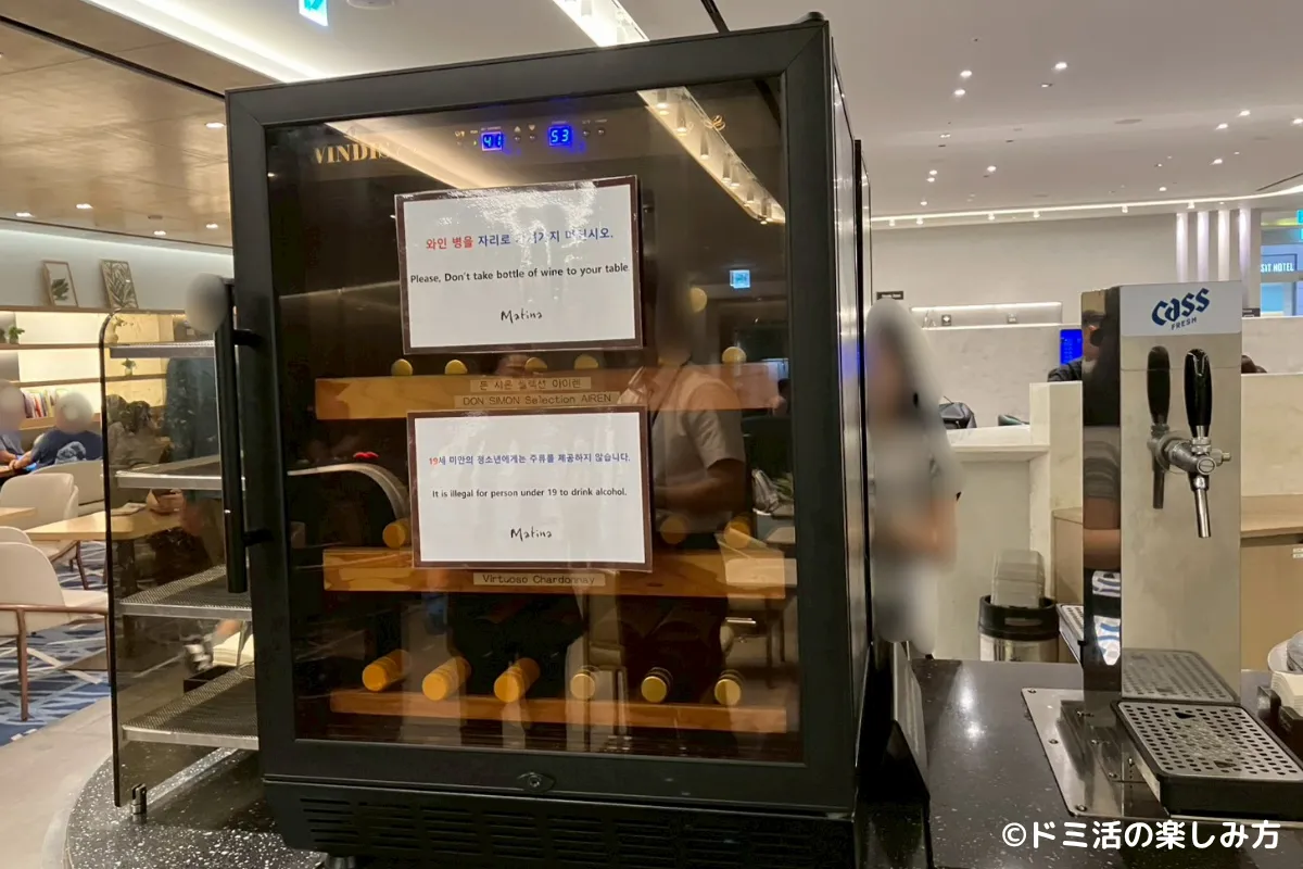 仁川国際空港T2のMatina Lounge（マティーナラウンジ）のワインセラーの写真