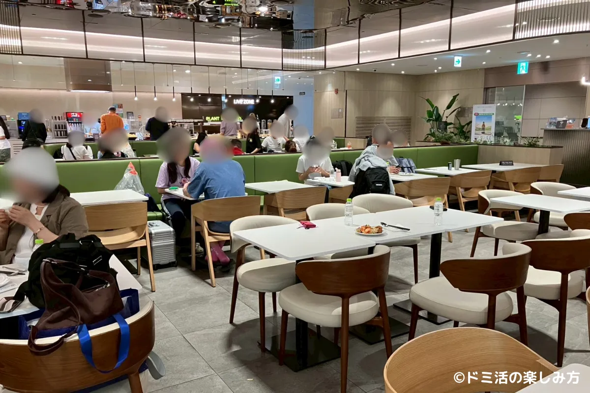 仁川国際空港T2のSKY HUB LOUNGE（スカイハブラウンジ）の賑わっている座席