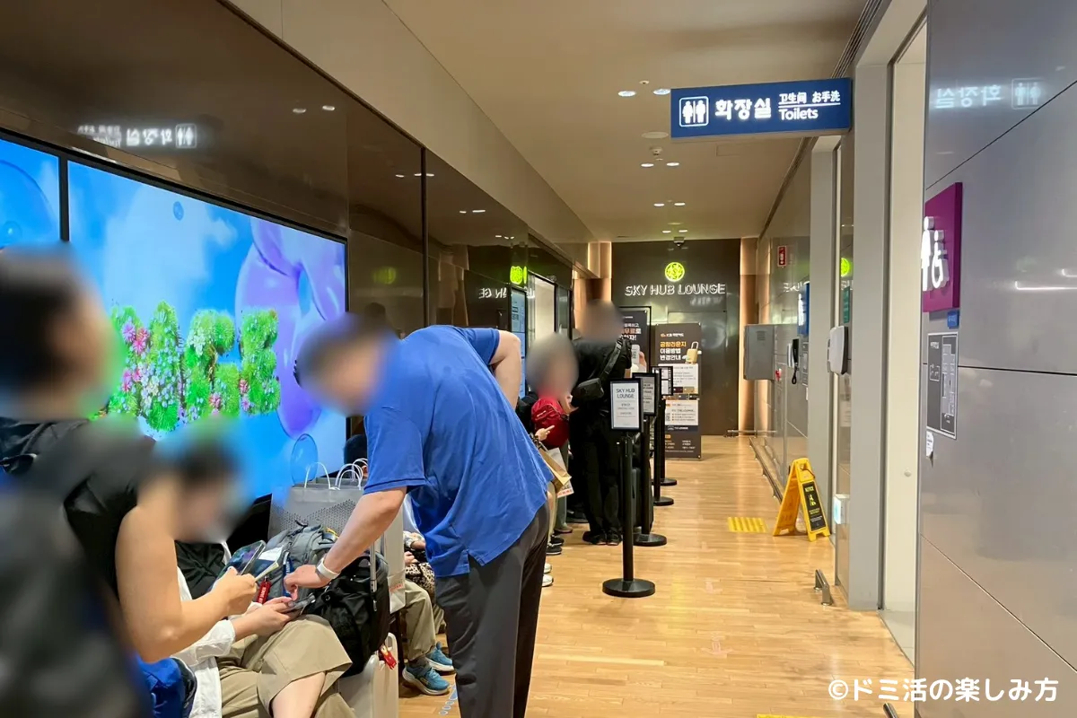 仁川国際空港T2のSKY HUB LOUNGE（スカイハブラウンジ）の受付のために並んでいる方の列の写真