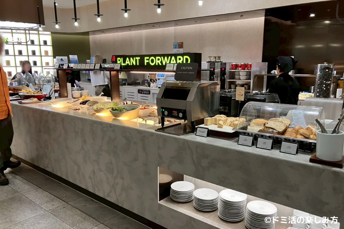 仁川国際空港T2のSKY HUB LOUNGE（スカイハブラウンジ）のフードコーナーの写真