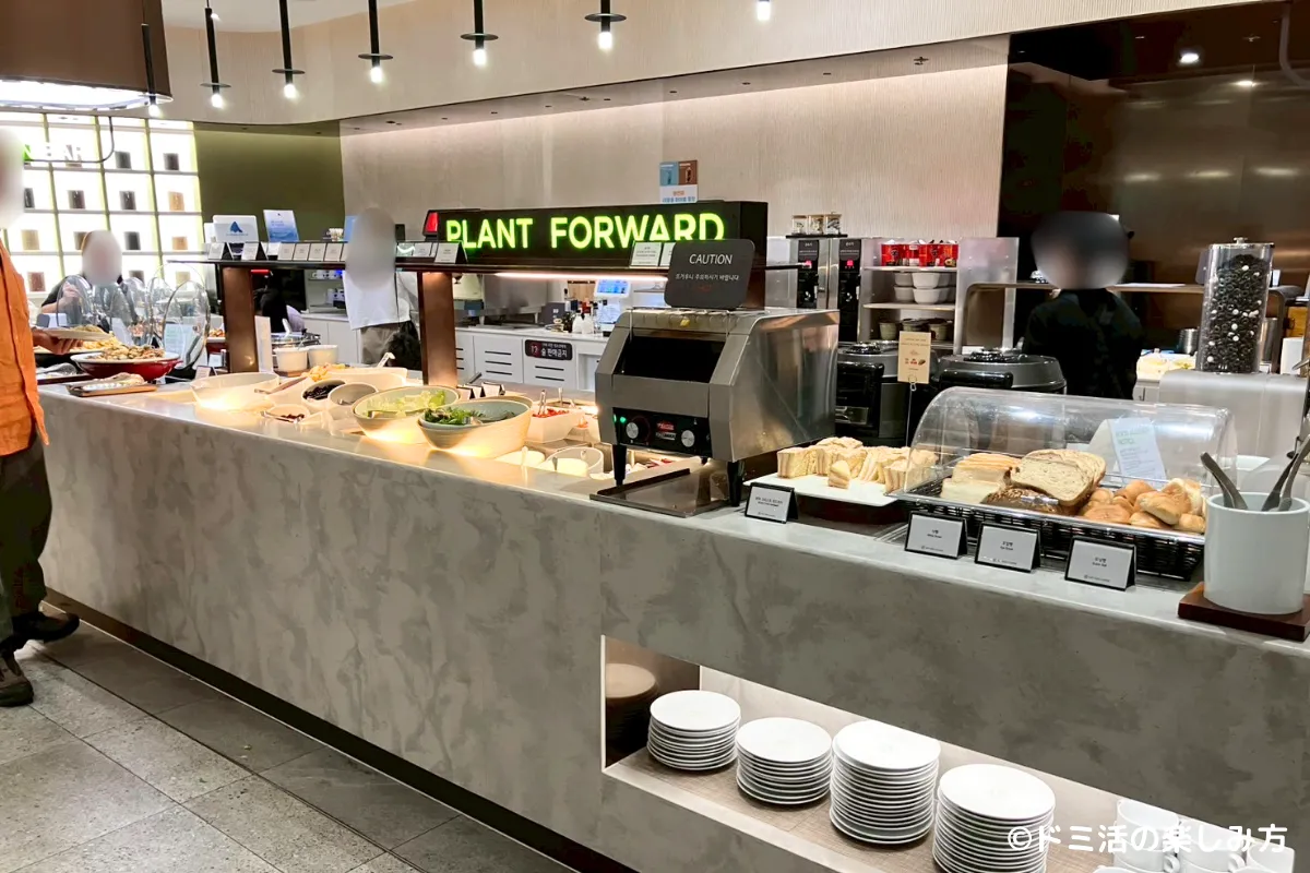仁川国際空港T2のSKY HUB LOUNGE EASTの店内またはフードコーナーの写真