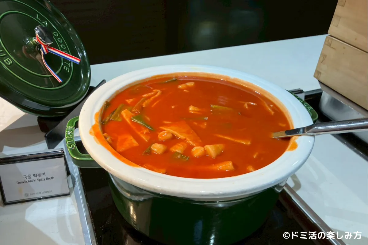 仁川国際空港T2のSKY HUB LOUNGE（スカイハブラウンジ）の甘辛チキン＆トッポギの写真