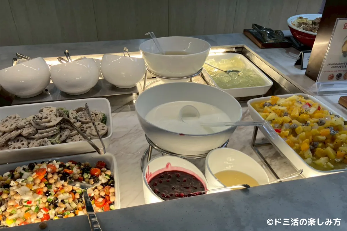 仁川国際空港T2のSKY HUB LOUNGE（スカイハブラウンジ）のフルーツやデザートの写真
