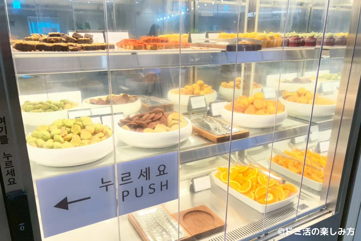 仁川国際空港T2のSKY HUB LOUNGE（スカイハブラウンジ）のフルーツやケーキの写真