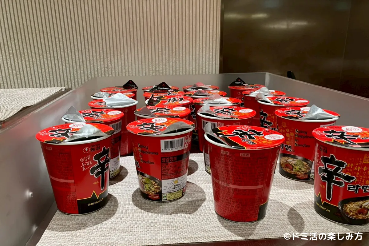 仁川国際空港T2のSKY HUB LOUNGE（スカイハブラウンジ）のカップ麺コーナーにある辛ラーメンの写真