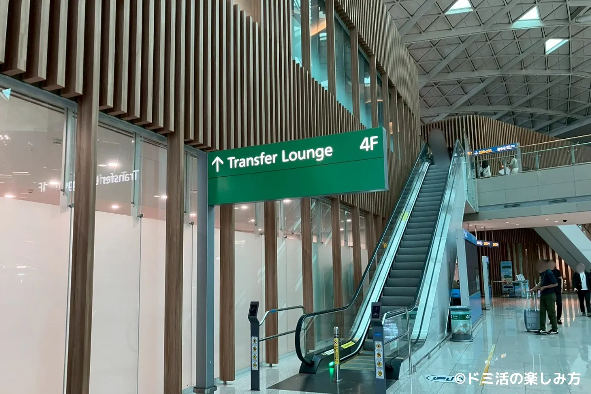 仁川国際空港T2のSKY HUB LOUNGE（スカイハブラウンジ）ウェストに向かうエスカレーターの写真
