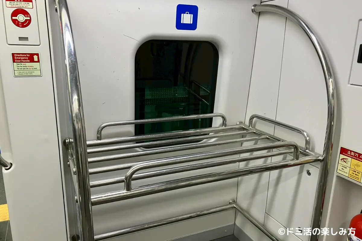 空港鉄道AREX直通列車の大型荷物置き場の写真