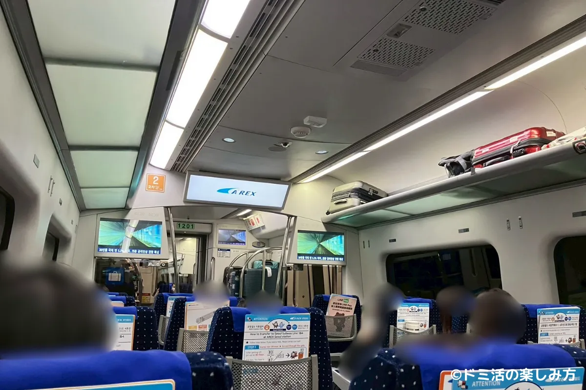 空港鉄道AREX直通列車の車内の写真
