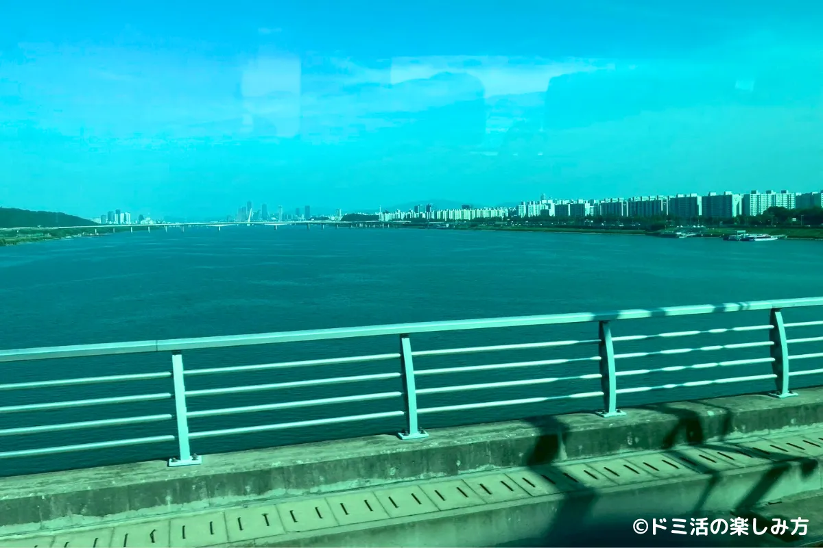 空港鉄道AREX直通列車の窓際の席から見える景色の写真
