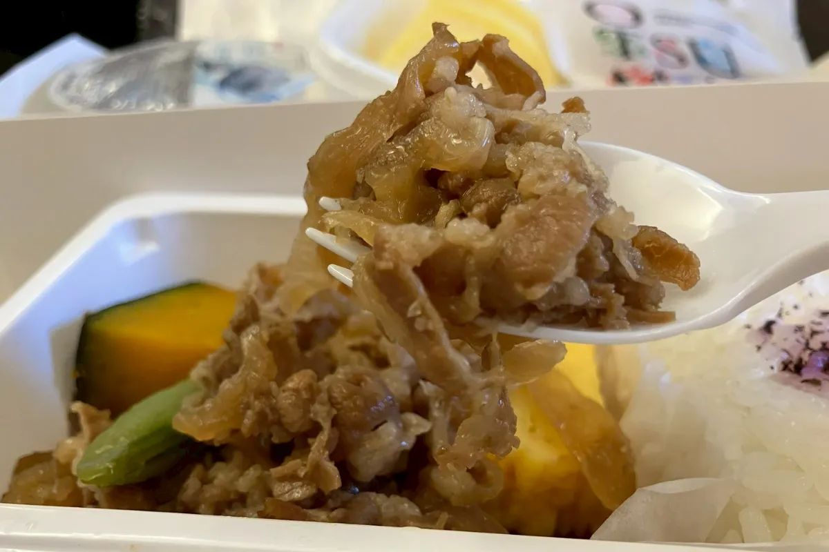 中部国際空港発のアシアナ航空の機内食の牛丼の写真