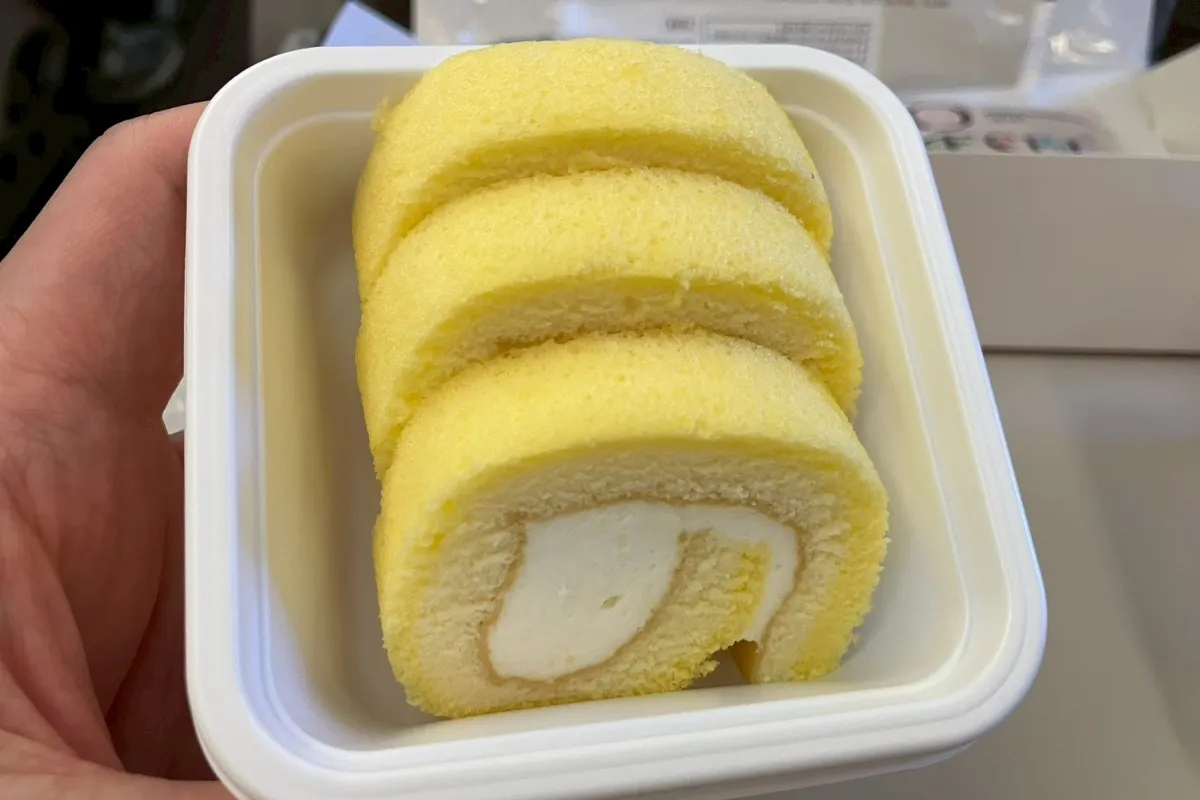 中部国際空港発のアシアナ航空の機内食のロールケーキの写真