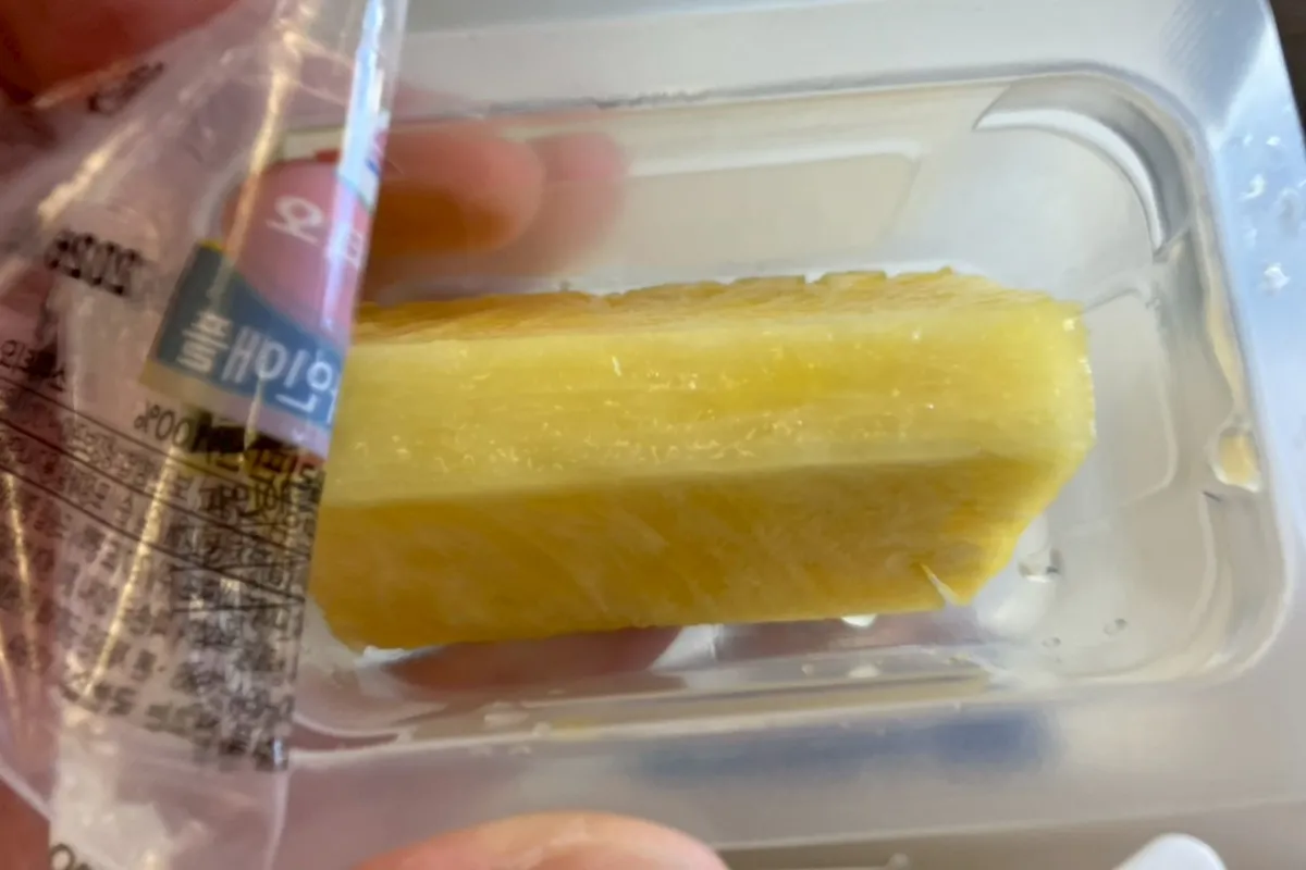 中部国際空港発のアシアナ航空の機内食のパイナップルの写真